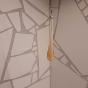 Glasdroppe, bärnsten ca 10cm lång