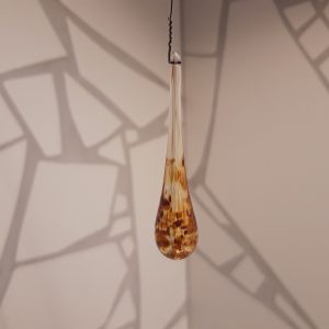 Glasdroppe, bärnsten, spräcklig ca 16cm lång