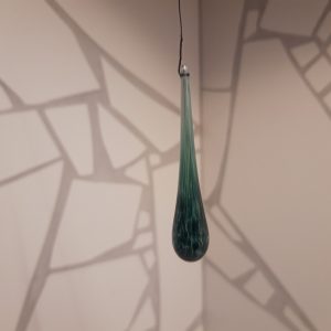 Glasdroppe, blågrön ca 4cm lång
