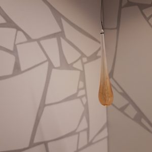 Glasdroppe, brun, genomskinlig ca 4cm lång