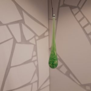 Glasdroppe, grön, spräcklig ca 7cm lång
