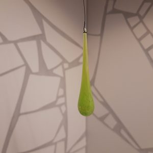 Glasdroppe, gröngul ca 16cm lång