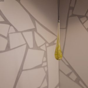 Glasdroppe, gulbrun ca 16cm lång