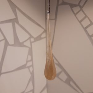 Glasdroppe, ljusbrun ca 16cm lång