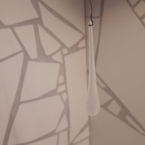 Glasdroppe, mjölkvit ca 7cm lång