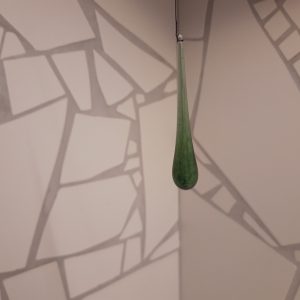 Glasdroppe, mörkgrön ca 16cm lång