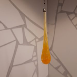 Glasdroppe, orange ca 7cm lång