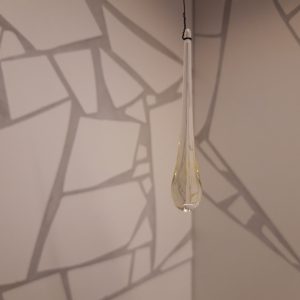 Glasdroppe, svagt gul ca 16cm lång