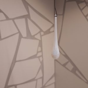 Glasdroppe, vit ca 10cm lång