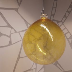 Glaskula, bärnsten ca 9cm i diameter