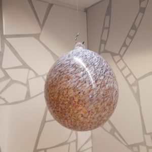 Glaskula, brun med vita inslag ca 9cm i diameter