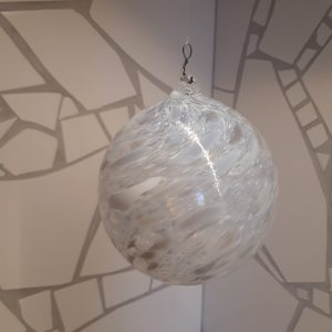 Glaskula, gråvit, spräcklig ca 11cm i diameter