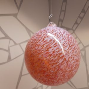 Glaskula, röd med vita prickar ca 11cm i diameter