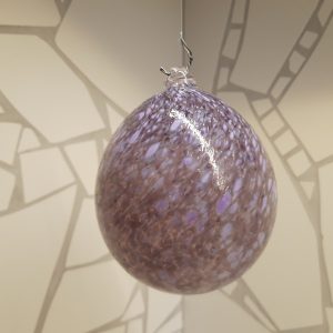 Glaskula vinröd-brun, spräcklig ca 11cm i diameter