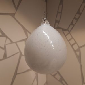 Glaskula, vit, metallic ca 7cm i diameter